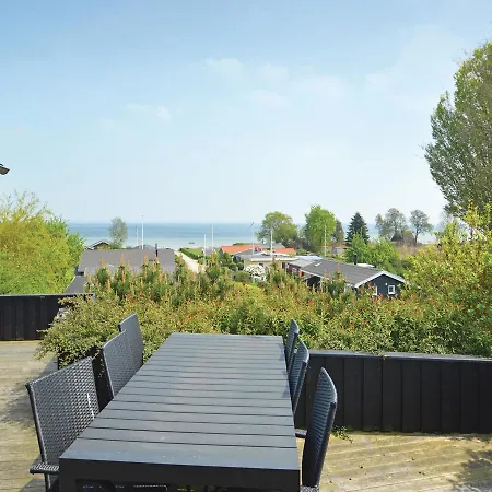 Three-bedroom Holiday In 펜션